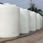 10噸塑料水箱_化工儲罐的使用壽命一般多少年？
